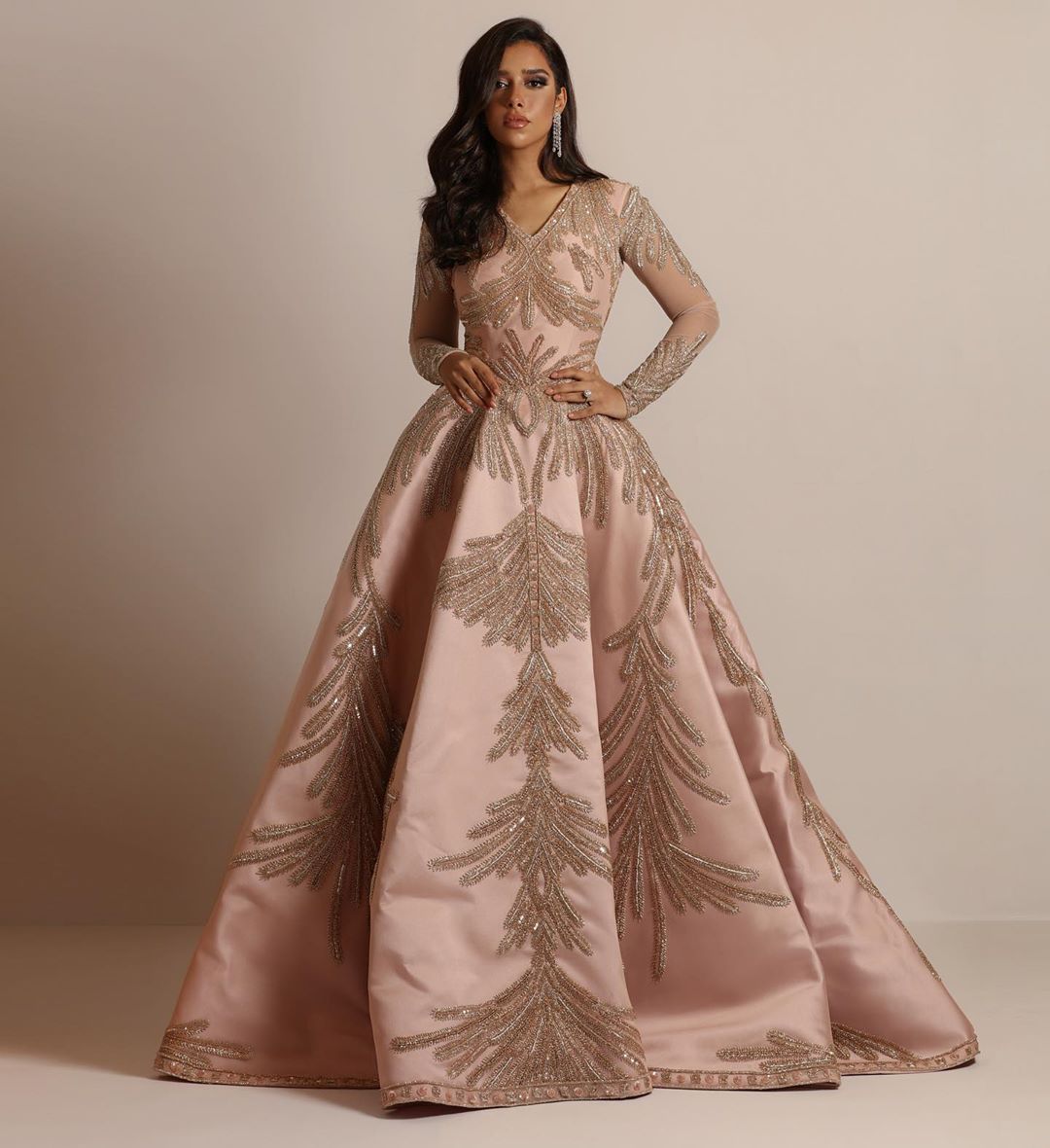 Women Glamorous Ball Gown with Fine Sequin Decoration and Long Cut Dulcira