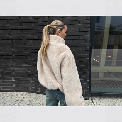 Women's Shocking Short Jacket made of luxurious Faux Fur