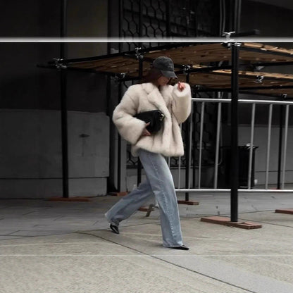 Women's Cozy Fur Jacket in Oversized Style with Wide Lapel