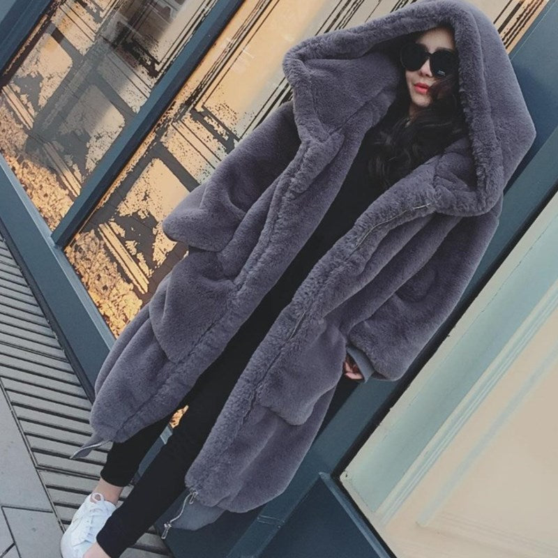 Women's oversized faux fur coat with hood and pockets